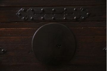 アンティーク家具　和製アンティーク　明治大正期　総桐材　厚みのある金具が重厚感漂う重ね箪笥(時代箪笥、衣装箪笥、桐箪笥、桐たんす)