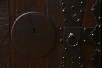 アンティーク家具　和製アンティーク　明治大正期　総桐材　厚みのある金具が重厚感漂う重ね箪笥(時代箪笥、衣装箪笥、桐箪笥、桐たんす)