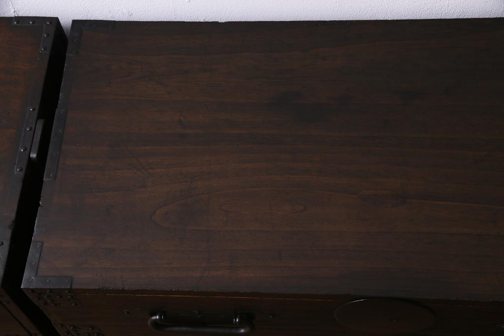 アンティーク家具　和製アンティーク　明治大正期　総桐材　厚みのある金具が重厚感漂う重ね箪笥(時代箪笥、衣装箪笥、桐箪笥、桐たんす)