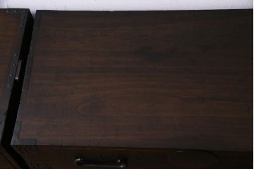 アンティーク家具　和製アンティーク　明治大正期　総桐材　厚みのある金具が重厚感漂う重ね箪笥(時代箪笥、衣装箪笥、桐箪笥、桐たんす)