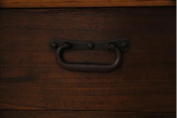 アンティーク家具　和製アンティーク　明治大正期　総桐材　厚みのある金具が重厚感漂う重ね箪笥(時代箪笥、衣装箪笥、桐箪笥、桐たんす)