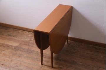 ヴィンテージ家具　北欧ビンテージ　オーク材　スタイリッシュなオーバル型のバタフライテーブル(ゲートレッグテーブル、エクステンションテーブル)