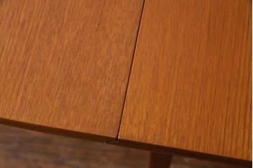 ヴィンテージ家具　北欧ビンテージ　オーク材　スタイリッシュなオーバル型のバタフライテーブル(ゲートレッグテーブル、エクステンションテーブル)