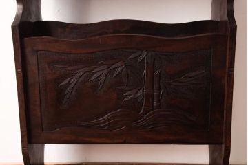 中古　伝統工芸　軽井沢彫り　竹の模様が風情溢れるマガジンラックテーブル(サイドテーブル)