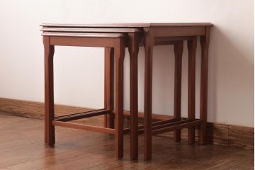 ヴィンテージ家具　北欧ビンテージ　大胆なデザインが魅力的なタイルトップのネストテーブル(サイドテーブル、カフェテーブル)