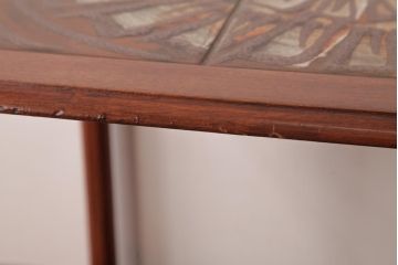 ヴィンテージ家具　北欧ビンテージ　大胆なデザインが魅力的なタイルトップのネストテーブル(サイドテーブル、カフェテーブル)
