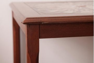 ヴィンテージ家具　北欧ビンテージ　大胆なデザインが魅力的なタイルトップのネストテーブル(サイドテーブル、カフェテーブル)