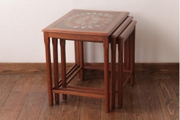 ヴィンテージ家具　北欧ビンテージ　大胆なデザインが魅力的なタイルトップのネストテーブル(サイドテーブル、カフェテーブル)