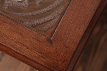 ヴィンテージ家具　北欧ビンテージ　大胆なデザインが魅力的なタイルトップのネストテーブル(サイドテーブル、カフェテーブル)