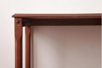 ヴィンテージ家具　北欧ビンテージ　大胆なデザインが魅力的なタイルトップのネストテーブル(サイドテーブル、カフェテーブル)