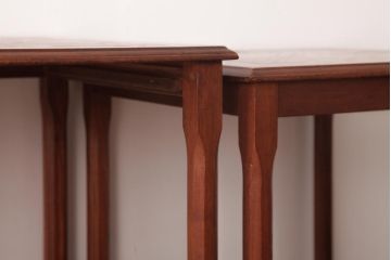 ヴィンテージ家具　北欧ビンテージ　大胆なデザインが魅力的なタイルトップのネストテーブル(サイドテーブル、カフェテーブル)
