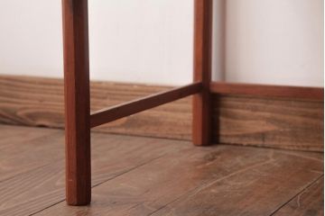 ヴィンテージ家具　北欧ビンテージ　大胆なデザインが魅力的なタイルトップのネストテーブル(サイドテーブル、カフェテーブル)