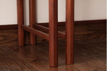 ヴィンテージ家具　北欧ビンテージ　大胆なデザインが魅力的なタイルトップのネストテーブル(サイドテーブル、カフェテーブル)