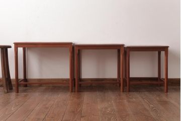 ヴィンテージ家具　北欧ビンテージ　大胆なデザインが魅力的なタイルトップのネストテーブル(サイドテーブル、カフェテーブル)