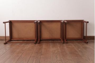 ヴィンテージ家具　北欧ビンテージ　大胆なデザインが魅力的なタイルトップのネストテーブル(サイドテーブル、カフェテーブル)