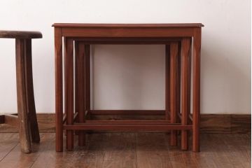 ヴィンテージ家具　北欧ビンテージ　大胆なデザインが魅力的なタイルトップのネストテーブル(サイドテーブル、カフェテーブル)