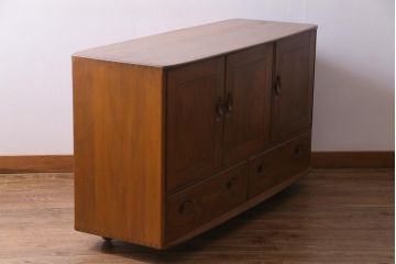 ヴィンテージ家具　イギリスビンテージ　楡材　ERCOL(アーコール)　取っ手やキャスターが可愛らしいリビングボード(収納棚、キャビネット)