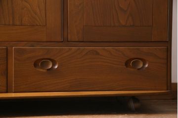 ヴィンテージ家具　イギリスビンテージ　楡材　ERCOL(アーコール)　取っ手やキャスターが可愛らしいリビングボード(収納棚、キャビネット)