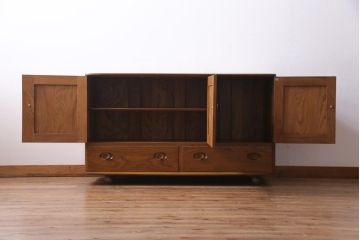 ヴィンテージ家具　イギリスビンテージ　楡材　ERCOL(アーコール)　取っ手やキャスターが可愛らしいリビングボード(収納棚、キャビネット)