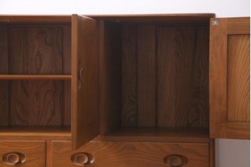 ヴィンテージ家具　イギリスビンテージ　楡材　ERCOL(アーコール)　取っ手やキャスターが可愛らしいリビングボード(収納棚、キャビネット)