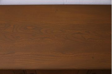 ヴィンテージ家具　イギリスビンテージ　楡材　ERCOL(アーコール)　取っ手やキャスターが可愛らしいリビングボード(収納棚、キャビネット)
