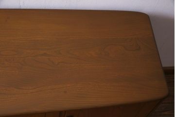 ヴィンテージ家具　イギリスビンテージ　楡材　ERCOL(アーコール)　取っ手やキャスターが可愛らしいリビングボード(収納棚、キャビネット)