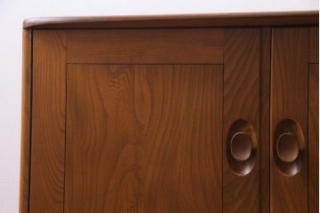 ヴィンテージ家具　イギリスビンテージ　楡材　ERCOL(アーコール)　取っ手やキャスターが可愛らしいリビングボード(収納棚、キャビネット)