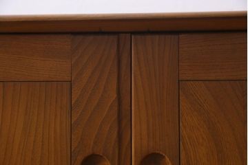 ヴィンテージ家具　イギリスビンテージ　楡材　ERCOL(アーコール)　取っ手やキャスターが可愛らしいリビングボード(収納棚、キャビネット)