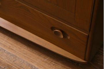 ヴィンテージ家具　イギリスビンテージ　楡材　ERCOL(アーコール)　取っ手やキャスターが可愛らしいリビングボード(収納棚、キャビネット)