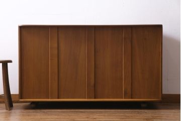 ヴィンテージ家具　イギリスビンテージ　楡材　ERCOL(アーコール)　取っ手やキャスターが可愛らしいリビングボード(収納棚、キャビネット)