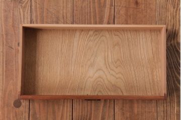 アンティーク家具　和製アンティーク　三方ケヤキ材　引き出し付き　小振りな収納棚(ブックシェルフ、本棚)