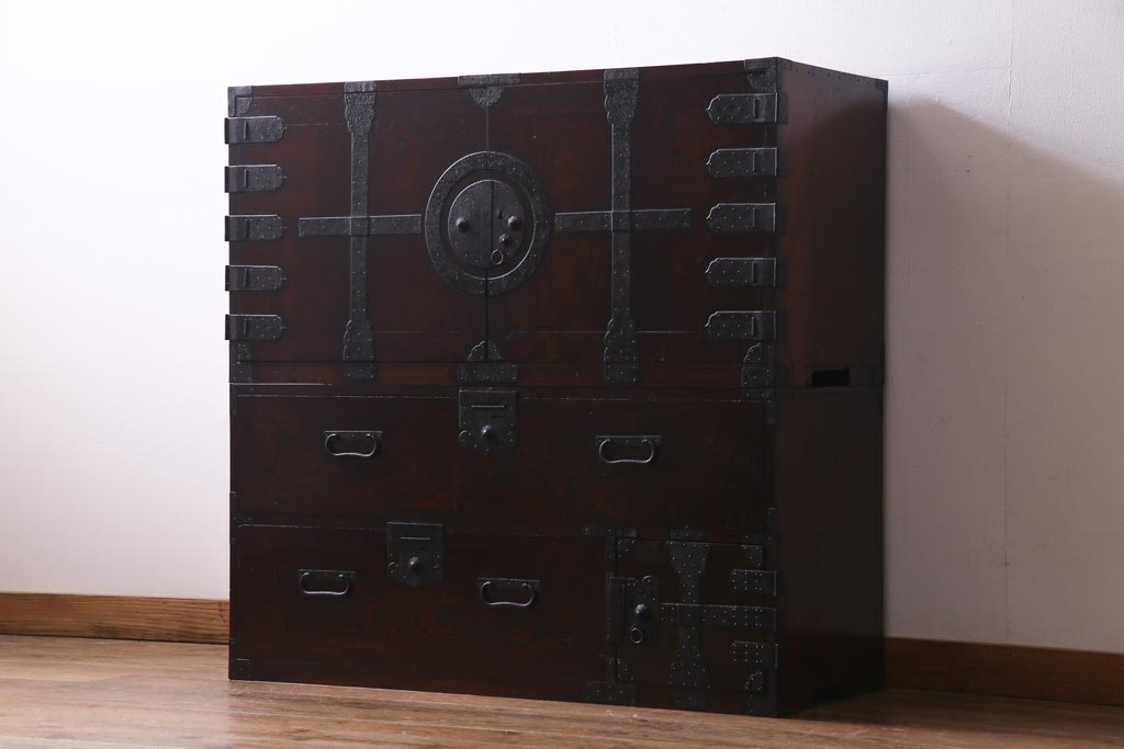 アンティーク家具　古民具　観音開き扉　三方ケヤキ材　漆塗り　渋さの中に気品漂う重ね箪笥(時代箪笥、和タンス)