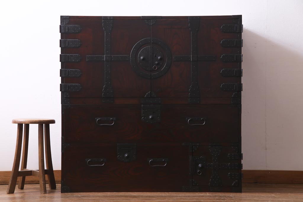 アンティーク家具　古民具　観音開き扉　三方ケヤキ材　漆塗り　渋さの中に気品漂う重ね箪笥(時代箪笥、和タンス)