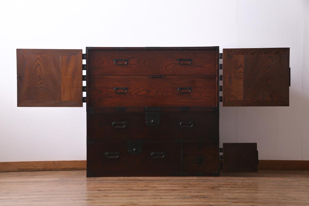 アンティーク家具　古民具　観音開き扉　三方ケヤキ材　漆塗り　渋さの中に気品漂う重ね箪笥(時代箪笥、和タンス)