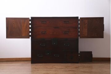 アンティーク家具　古民具　観音開き扉　三方ケヤキ材　漆塗り　渋さの中に気品漂う重ね箪笥(時代箪笥、和タンス)