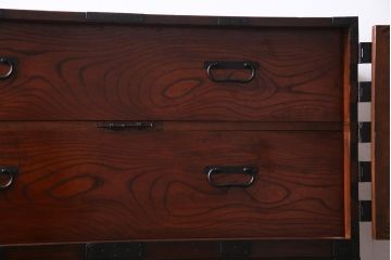 アンティーク家具　古民具　観音開き扉　三方ケヤキ材　漆塗り　渋さの中に気品漂う重ね箪笥(時代箪笥、和タンス)