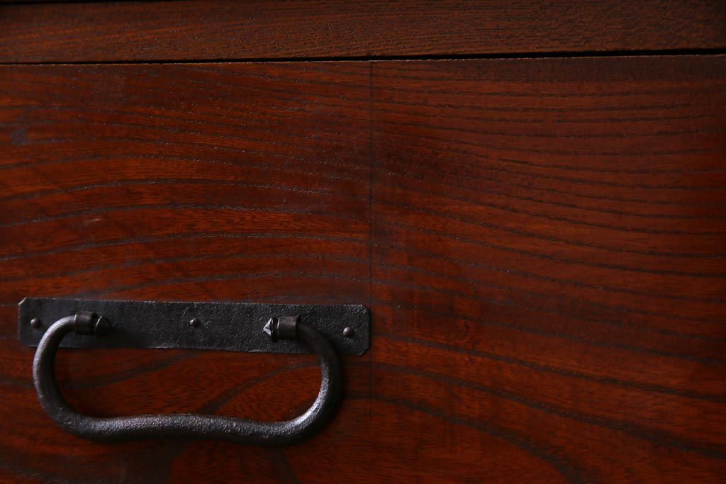 アンティーク家具　古民具　観音開き扉　三方ケヤキ材　漆塗り　渋さの中に気品漂う重ね箪笥(時代箪笥、和タンス)