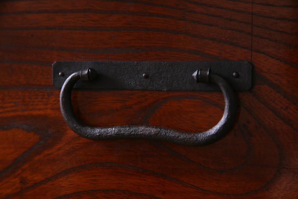 アンティーク家具　古民具　観音開き扉　三方ケヤキ材　漆塗り　渋さの中に気品漂う重ね箪笥(時代箪笥、和タンス)