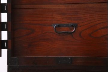 アンティーク家具　古民具　観音開き扉　三方ケヤキ材　漆塗り　渋さの中に気品漂う重ね箪笥(時代箪笥、和タンス)