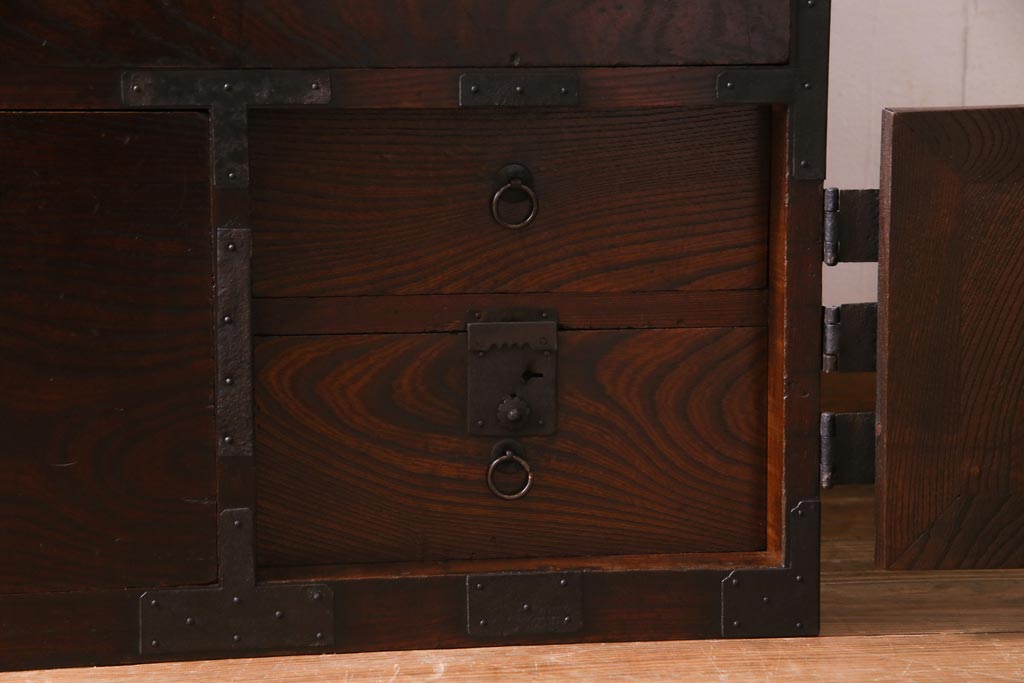 アンティーク家具　古民具　観音開き扉　三方ケヤキ材　漆塗り　渋さの中に気品漂う重ね箪笥(時代箪笥、和タンス)