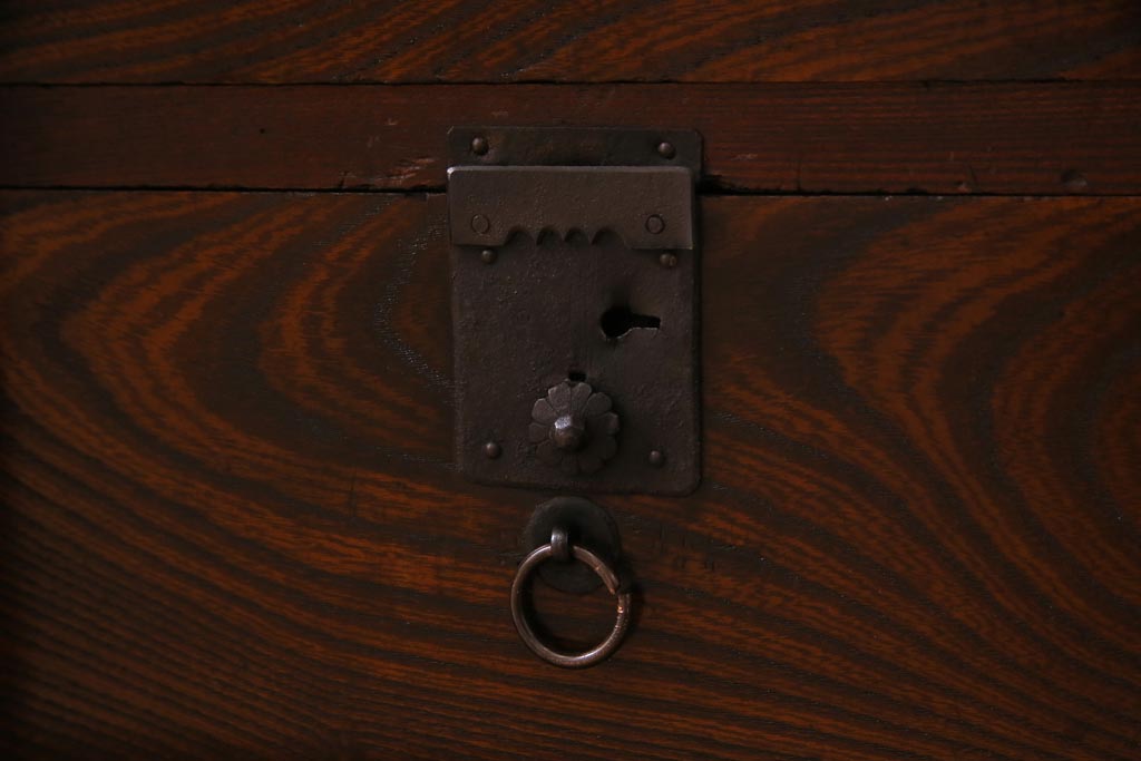 アンティーク家具　古民具　観音開き扉　三方ケヤキ材　漆塗り　渋さの中に気品漂う重ね箪笥(時代箪笥、和タンス)