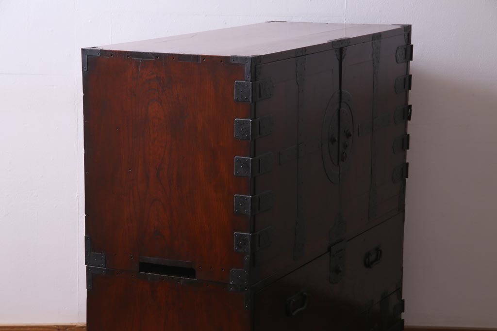 アンティーク家具　古民具　観音開き扉　三方ケヤキ材　漆塗り　渋さの中に気品漂う重ね箪笥(時代箪笥、和タンス)