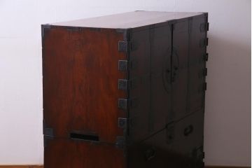 アンティーク家具　古民具　観音開き扉　三方ケヤキ材　漆塗り　渋さの中に気品漂う重ね箪笥(時代箪笥、和タンス)