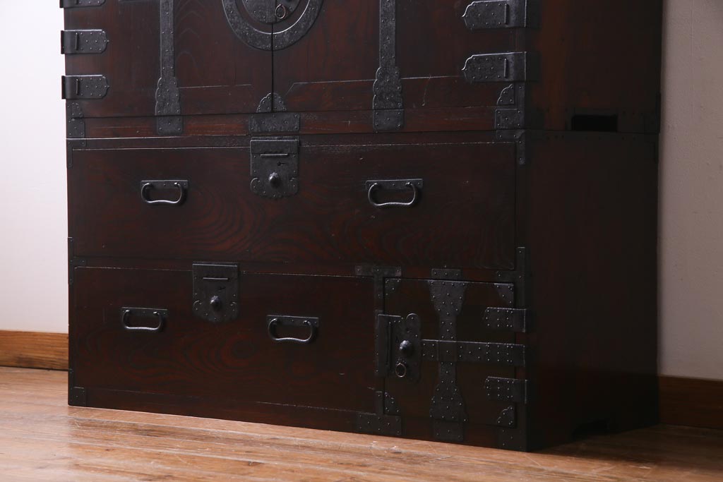 アンティーク家具　古民具　観音開き扉　三方ケヤキ材　漆塗り　渋さの中に気品漂う重ね箪笥(時代箪笥、和タンス)