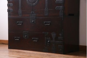 アンティーク家具　古民具　観音開き扉　三方ケヤキ材　漆塗り　渋さの中に気品漂う重ね箪笥(時代箪笥、和タンス)