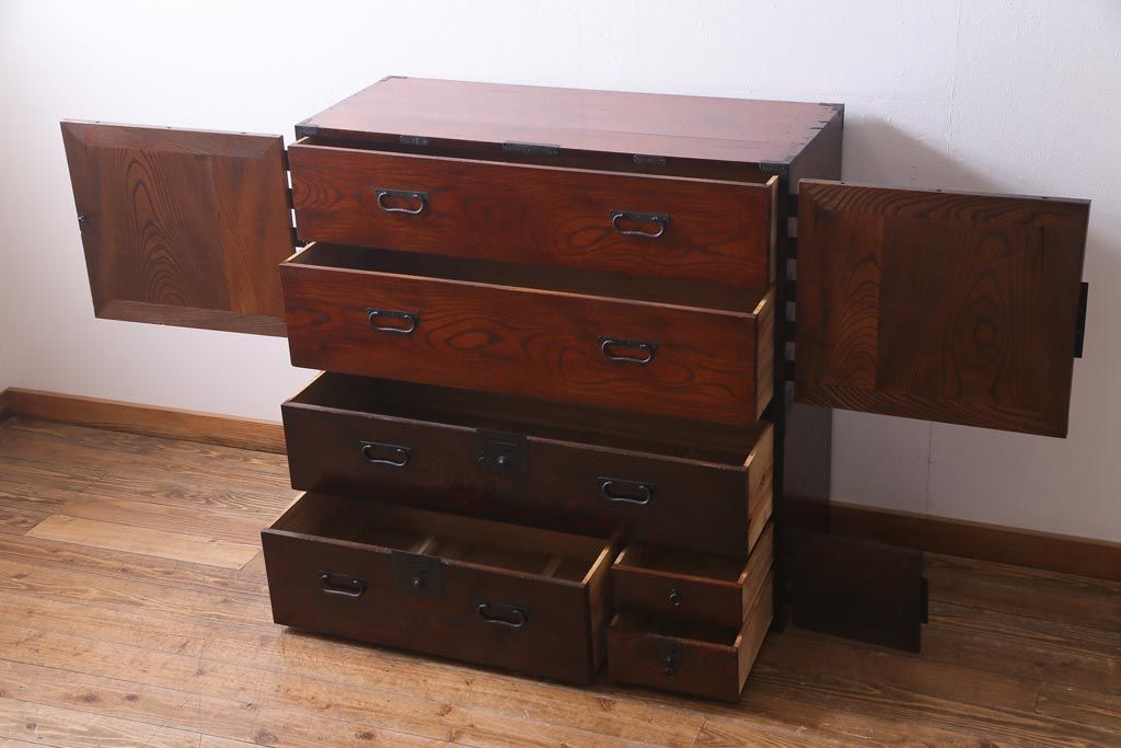 アンティーク家具　古民具　観音開き扉　三方ケヤキ材　漆塗り　渋さの中に気品漂う重ね箪笥(時代箪笥、和タンス)