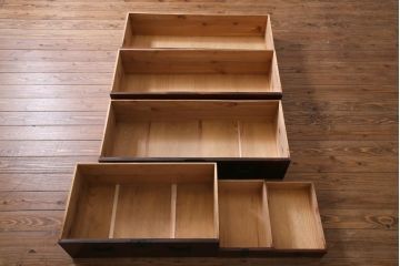 アンティーク家具　古民具　観音開き扉　三方ケヤキ材　漆塗り　渋さの中に気品漂う重ね箪笥(時代箪笥、和タンス)