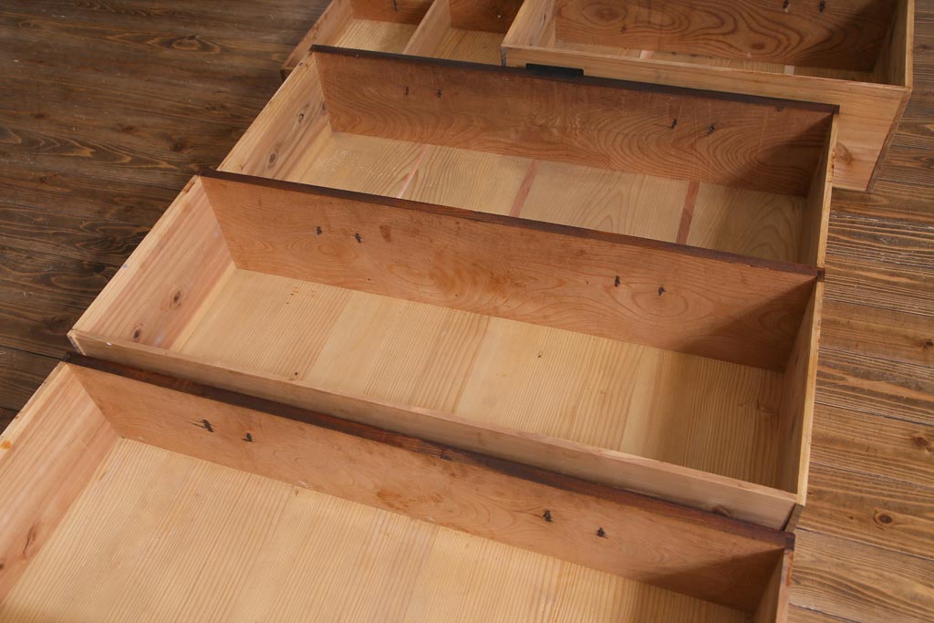 アンティーク家具　古民具　観音開き扉　三方ケヤキ材　漆塗り　渋さの中に気品漂う重ね箪笥(時代箪笥、和タンス)