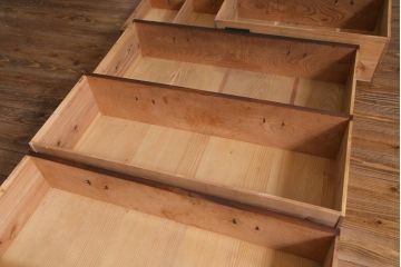 アンティーク家具　古民具　観音開き扉　三方ケヤキ材　漆塗り　渋さの中に気品漂う重ね箪笥(時代箪笥、和タンス)