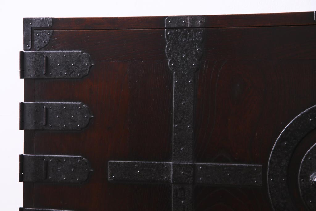 アンティーク家具　古民具　観音開き扉　三方ケヤキ材　漆塗り　渋さの中に気品漂う重ね箪笥(時代箪笥、和タンス)